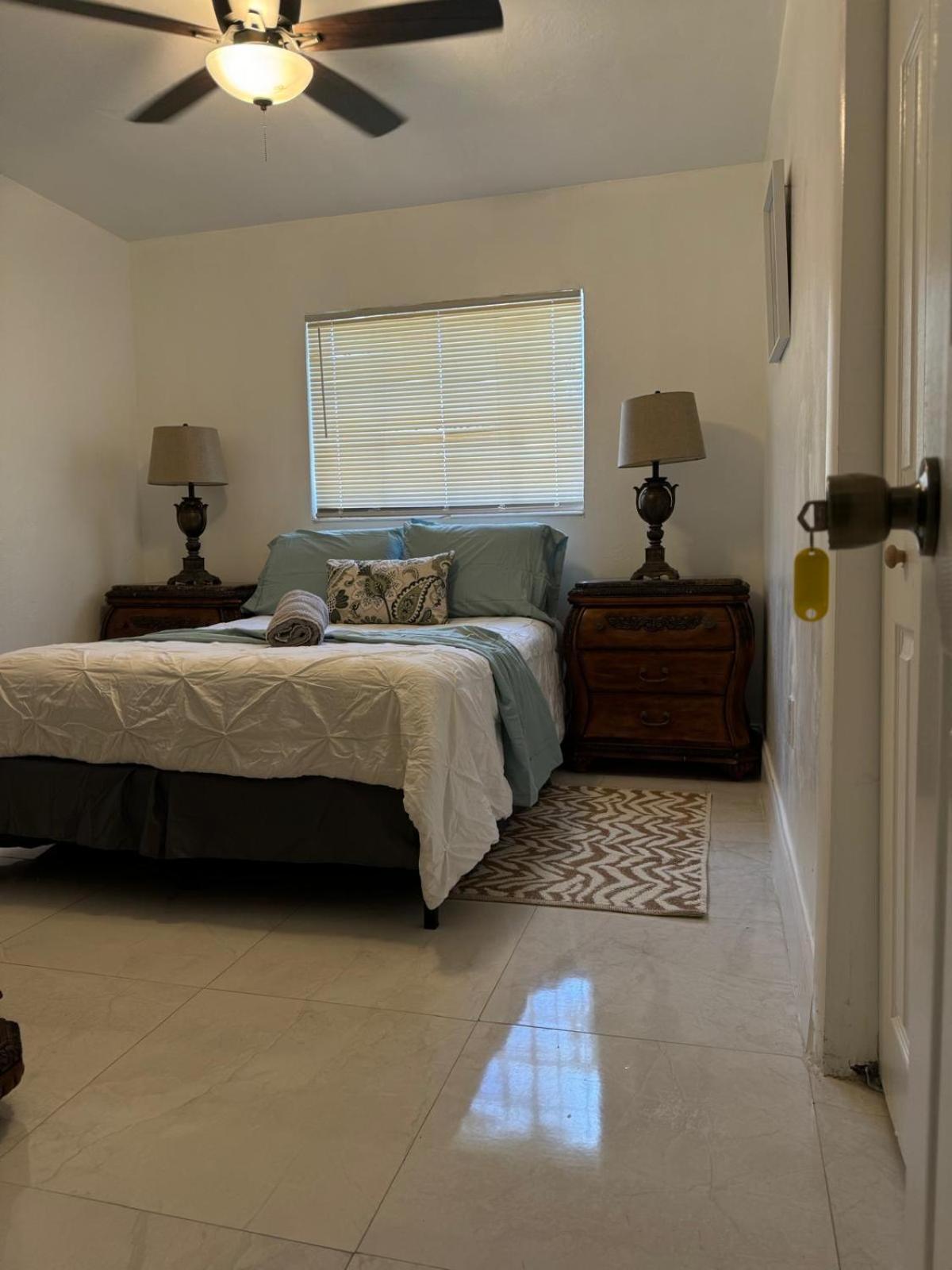 Ludge By Miami Airport Hostel Екстериор снимка